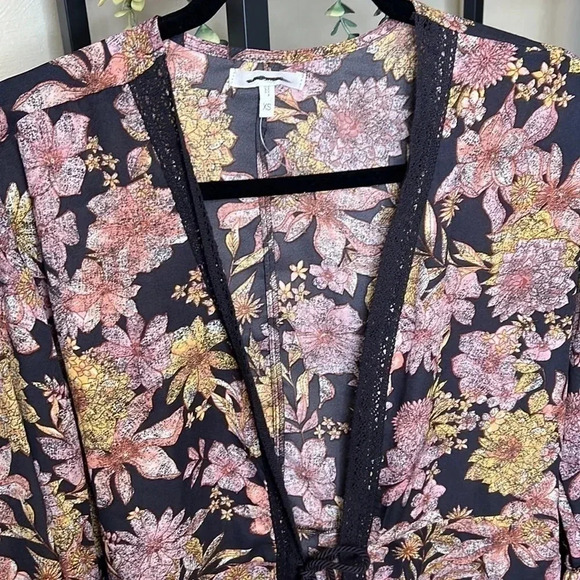 MAURICE’S Crochet Black Floral Kimono Cardigan - Picture 3 of 7